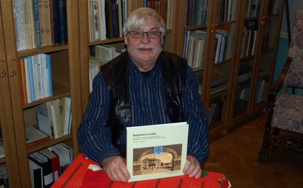 Sten A. Petersson med sin bok "Betjäntens pojke"