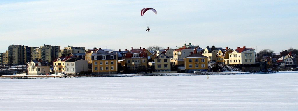 Skärmflygare över Borgmästarefjärden
