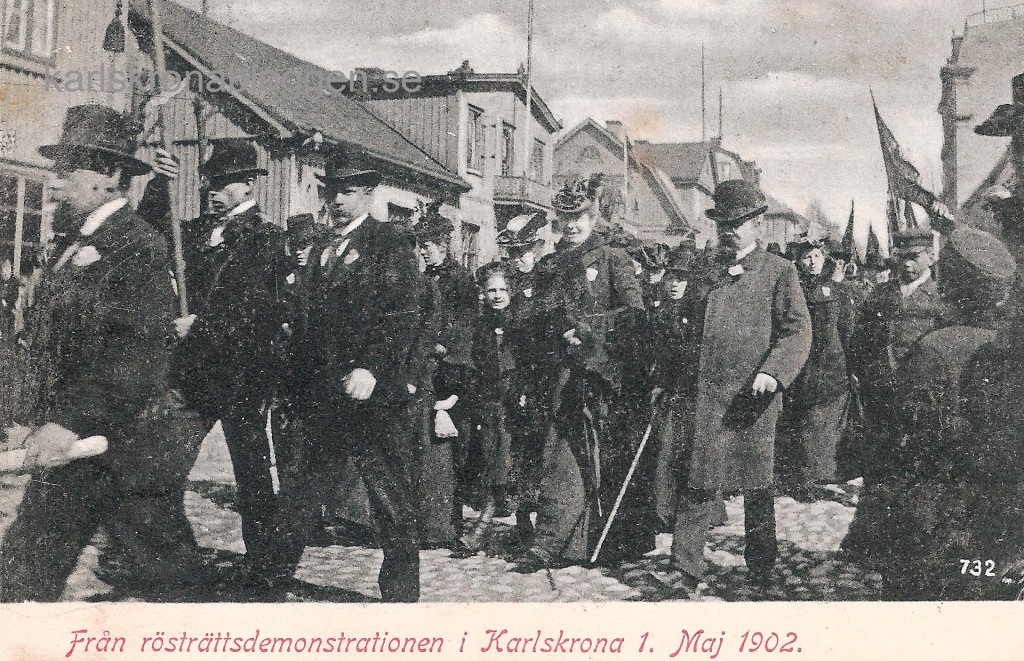 Demonstrationståget för allmän rösträtt passerar utanför Folkets Hus på Östra Köpmangatan den 1 maj 1902