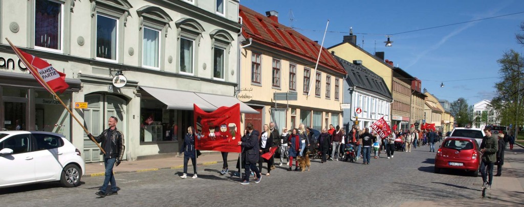 Ung Vänster marscherar på Landbrogatan