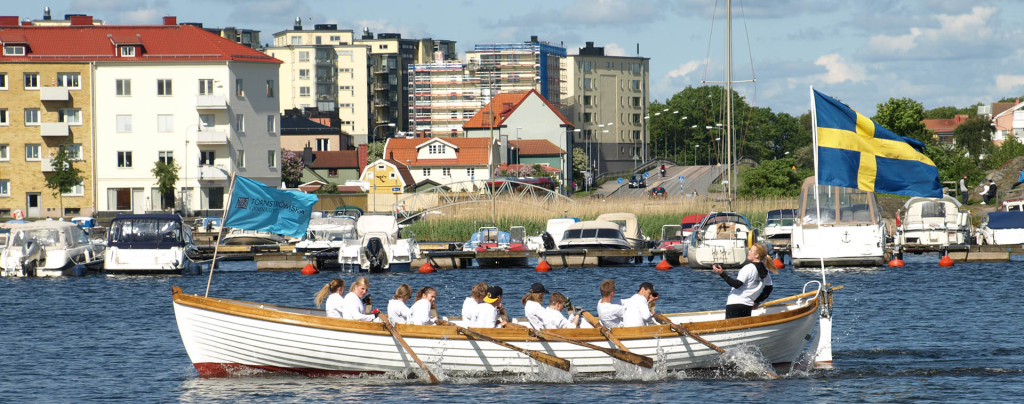 Fyra gymnasieskolor i Karlksrona har roddtävling på Borgmästarefjärden i samband med avslutningen av vårterminen 2015
